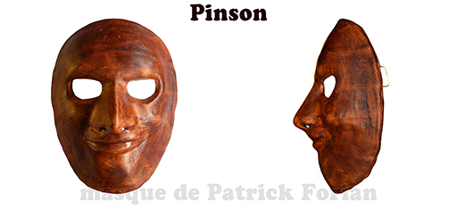 Pinson : Masque expressif entier, en papier mâché, réalisé par Patrick Forian