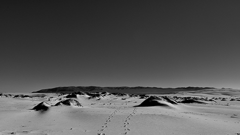 Désert, empreintes dans le sable, photo noir et blanc © Patrick Forian
