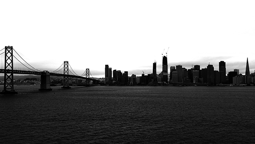 Vue de San Francisco depuis Treasure Island, photo noir et blanc © Patrick Forian