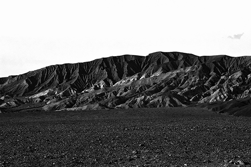 Sur la route vers Death Valley, photo noir et blanc © Patrick Forian