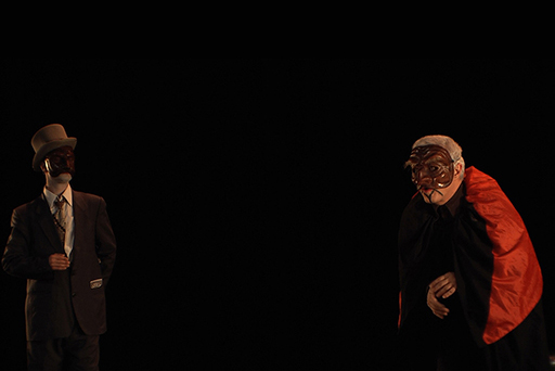 Vautours et Tourtereaux, spectacle de commedia dell arte contemporaine, dirigé par Patrick Forian - auditorium saint Germain, Paris. Scène avec deux notables, Monsieur le Maire (Il Dottore) et Monsieur Pantalon.
