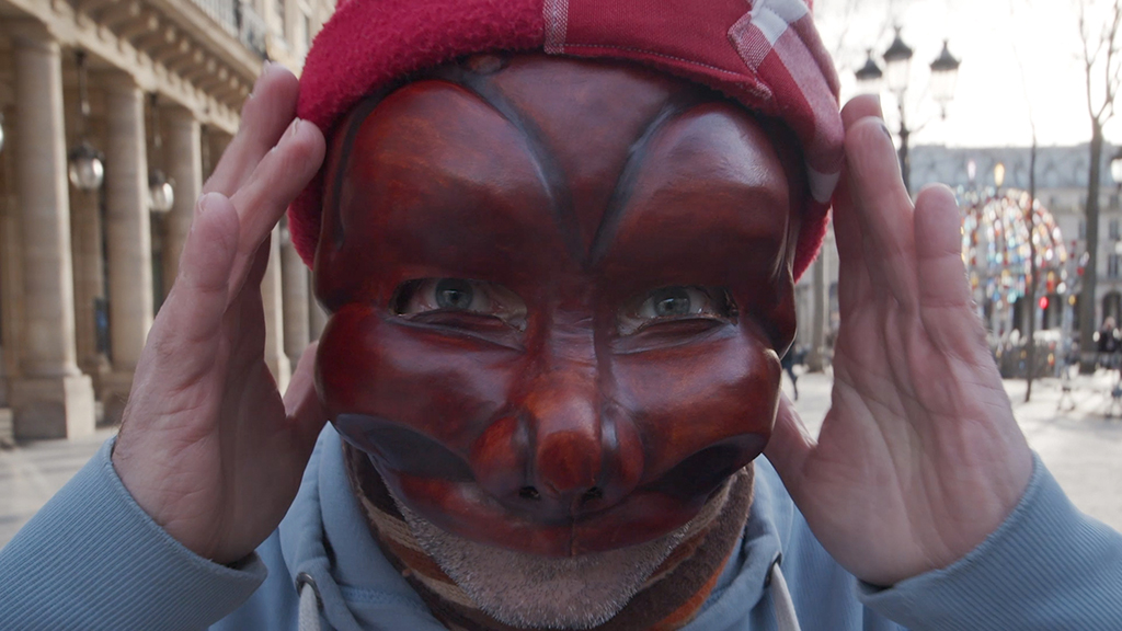documentaire Les Masques d’Arlequin. Gros plan sur le visage de patrick Forian portant le masque d'Arlequin à Paris