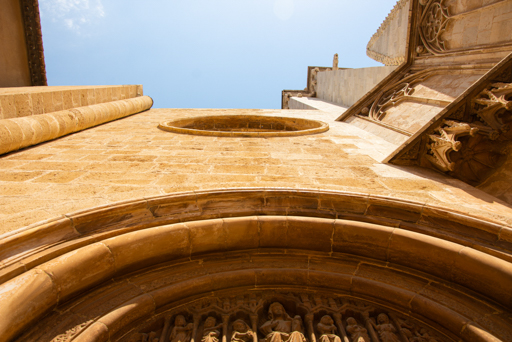 vue en contre plongée d'une façade de la cathédrale de Tarragone © Patrick Forian