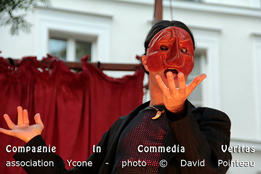 Citronnelle et Vieilles Querelles, spectacle de commedia dell arte contemporaine, dirigé par Patrick Forian - en plein air durant le festival Tréteaux nomades à Paris. Léandrovitch, jeune premier masqué.
