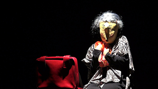 Larven, spectacle de masques de Bâle - au théâtre de Ménilmontant à Paris.