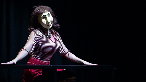 Larven, spectacle de masques de Bâle - au théâtre de Ménilmontant à Paris.